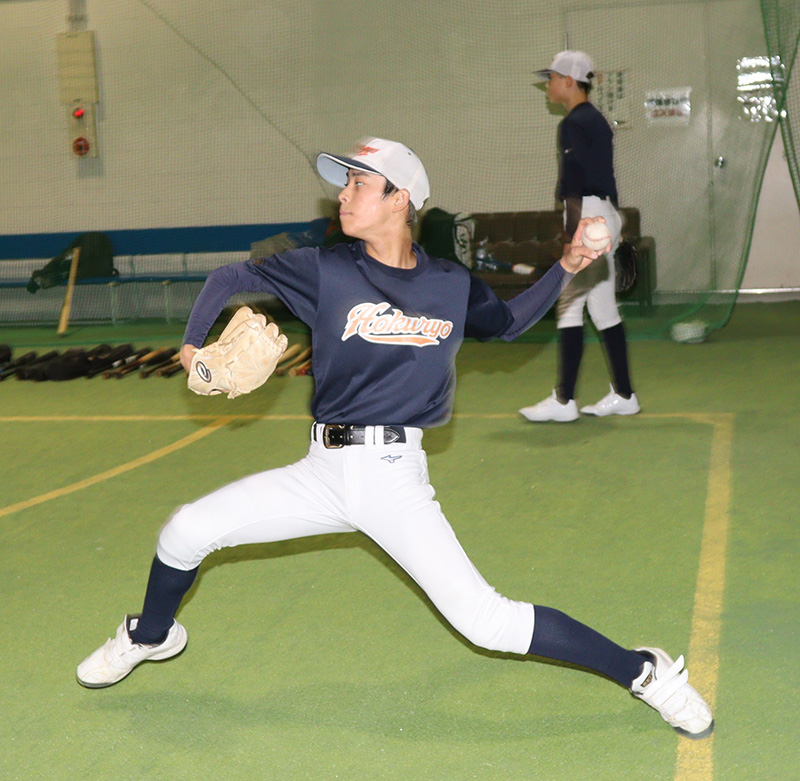 ピッチングする大下投手（旭川北稜球団）