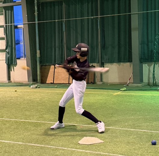 フリーバッティングする旭川北稜ナイン