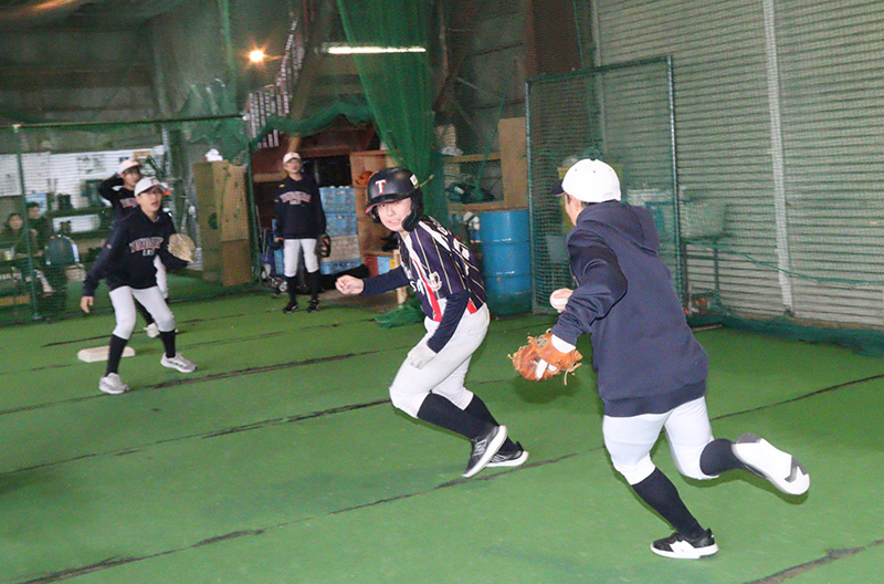 ランダンプレーに励む札幌豊平東ナイン