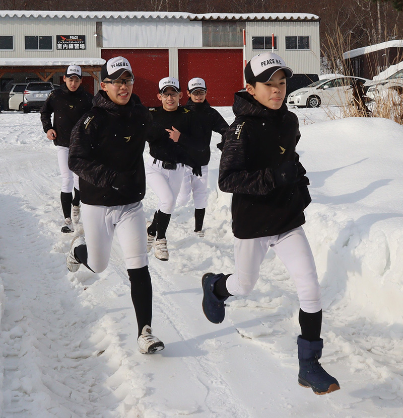 ランニングするピースベースボールクラブナイン