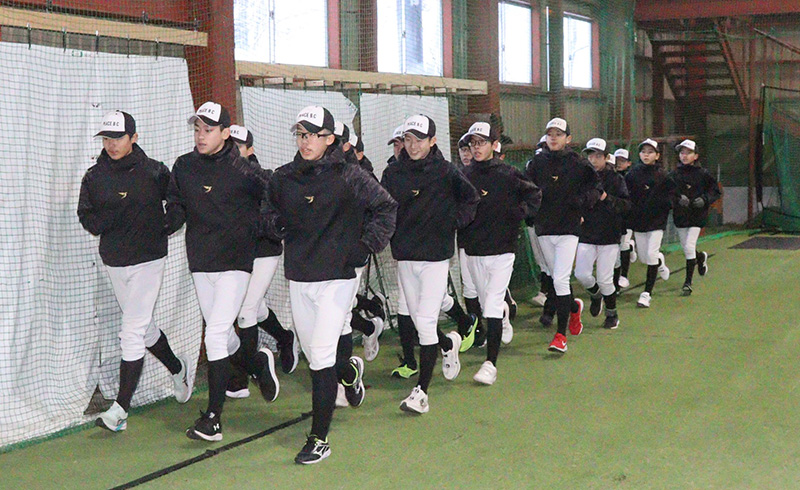 ランニングするピースベースボールクラブナイン