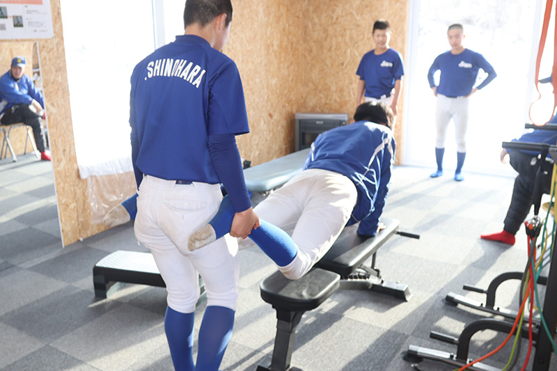 体幹トレーニングに励む札幌ボーイズ