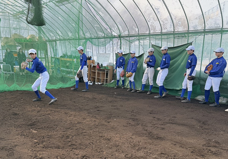 守備練習を行う札幌ボーイズナイン