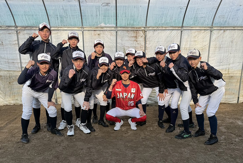 後輩たちと菊地健斗（札幌豊平ボーイズ）