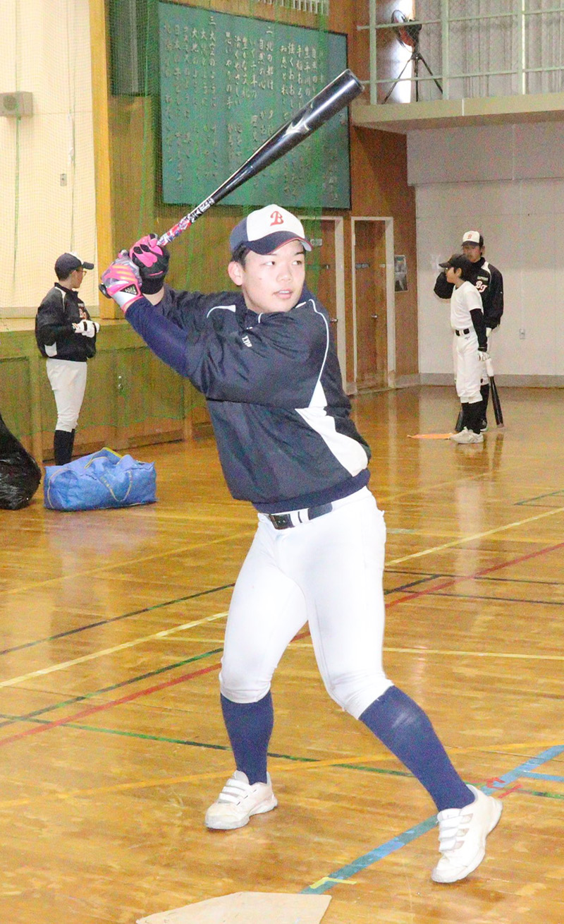打撃練習に励む八鍬選手（札幌ブレイブティーンズ）