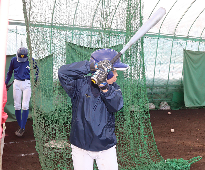 打撃練習に励む札幌ボーイズナイン