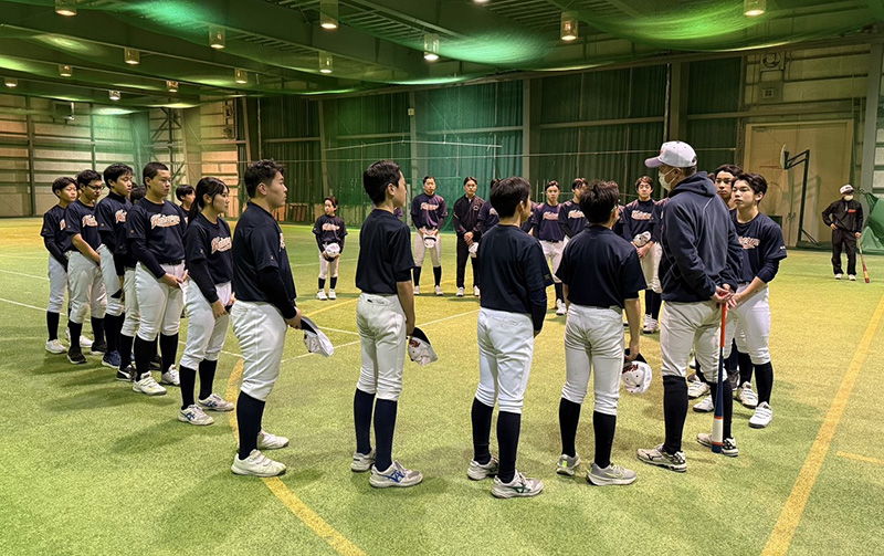 指導者の話に耳を傾ける旭川北稜ナイン