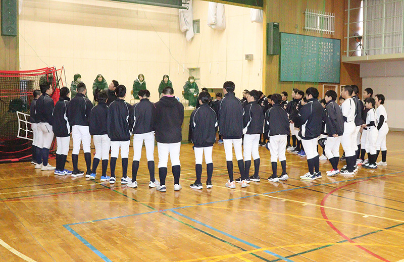 指導者の話に耳を傾ける札幌ブレイブティーンズナイン