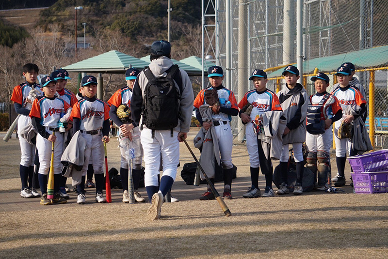指導者の話に耳を傾ける選手たち