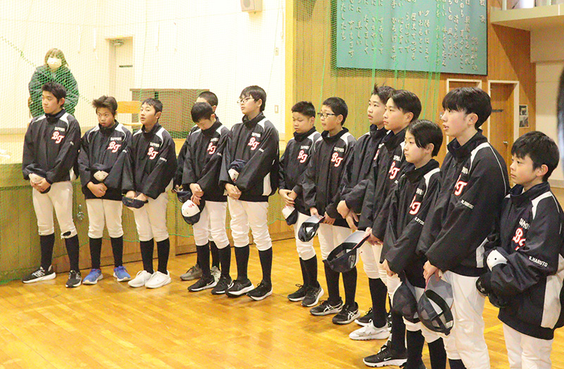 指導者の話に耳を傾ける選手たち