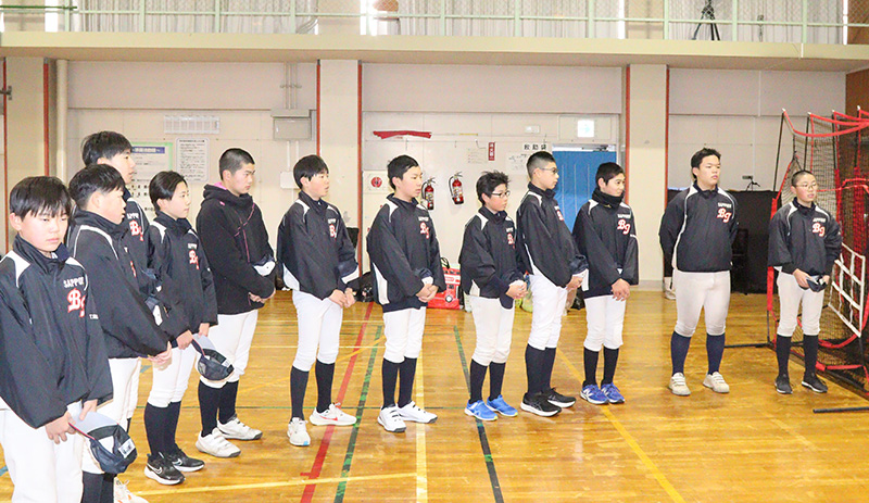 指導者の話に耳を傾ける選手たち