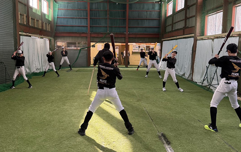 素振りに励む選手たち（ピースベースボールクラブ）