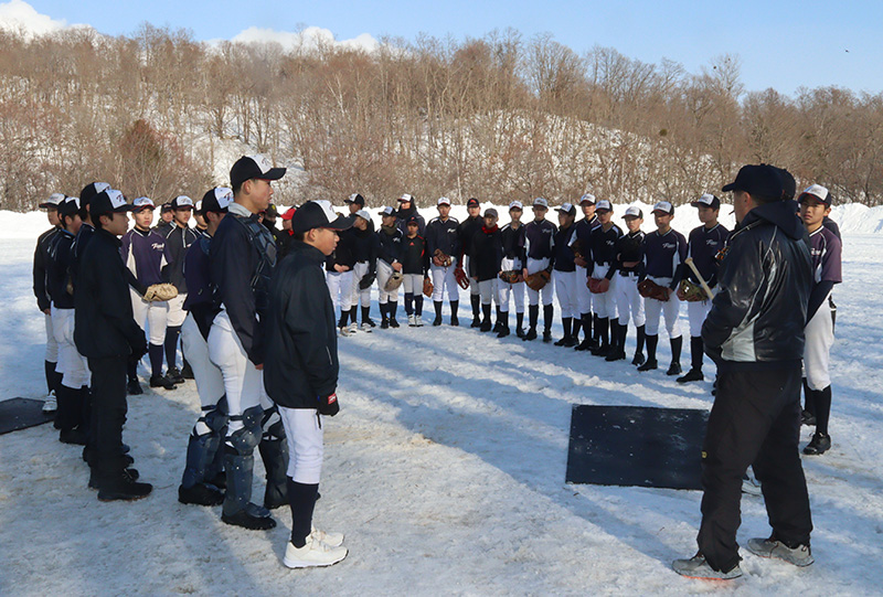 黒岩監督の話に耳を傾ける札幌豊平ボーイズナイン