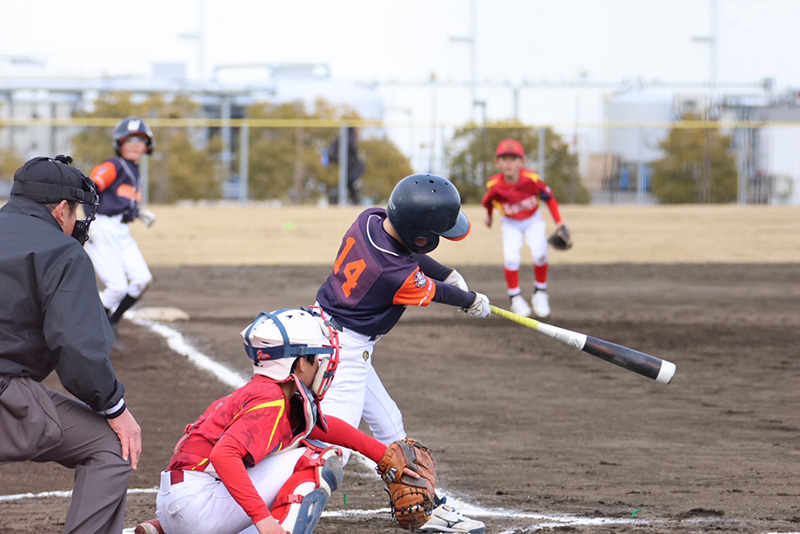 3位決定戦の初回、二死満塁からタイムリーヒットを放つ澤田選手（柏ホエールズ）