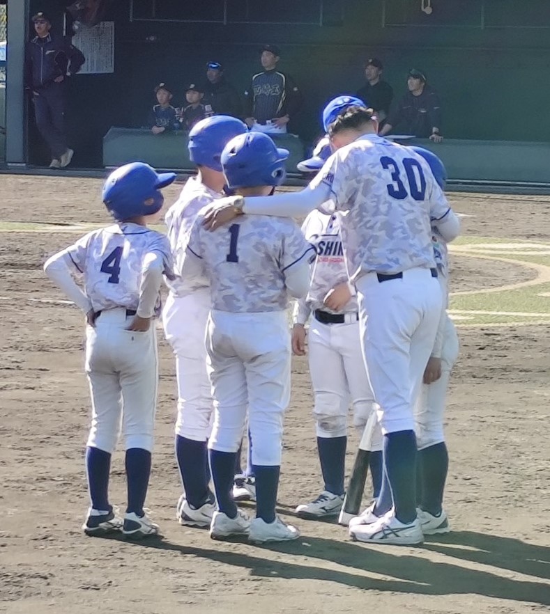 ピンチの場面で井上監督のアドバイスに耳を傾ける選手たち＝（写真・チーム提供）