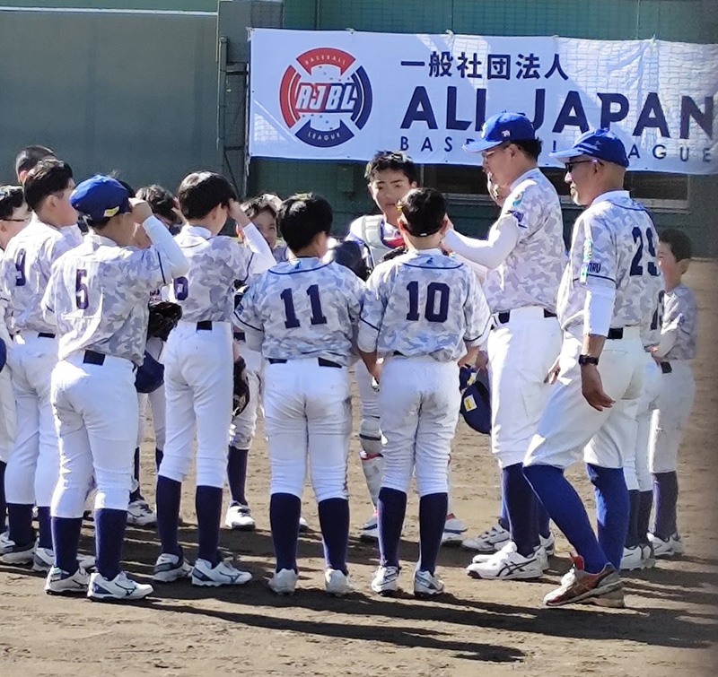 ベンチ前で指導者の話に耳を傾ける選手たち＝（写真・チーム提供）