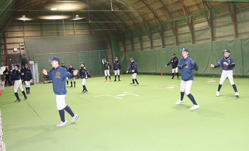 ウォーミングアップする札幌大谷ナイン