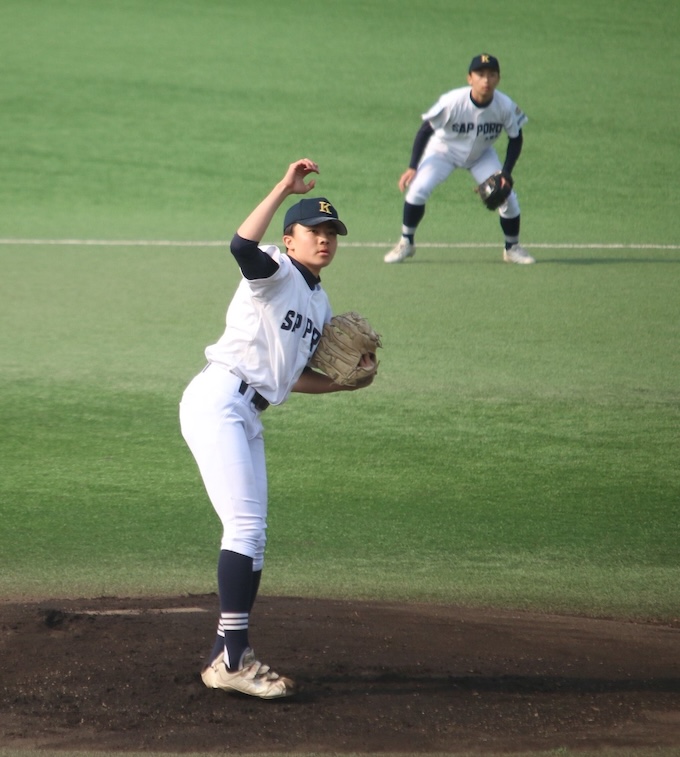 エースとして好投を見せる笠井投手、写真右水沼選手（札幌北）