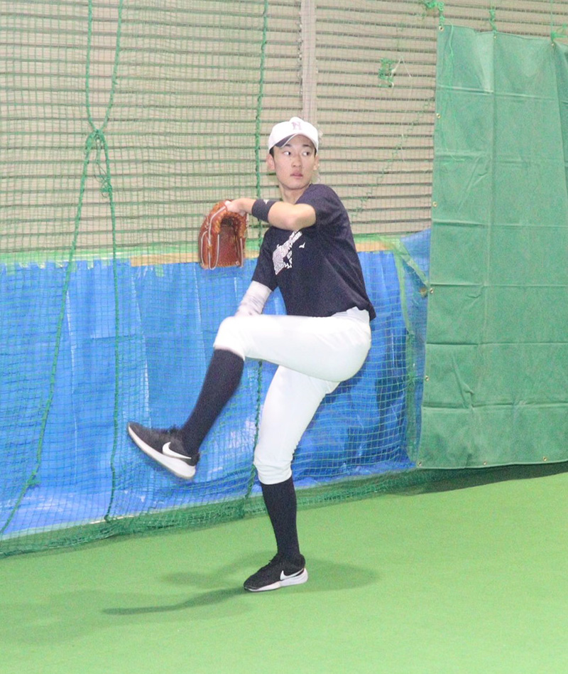 キャッチボールする中山投手（旭川西リトルシニア）