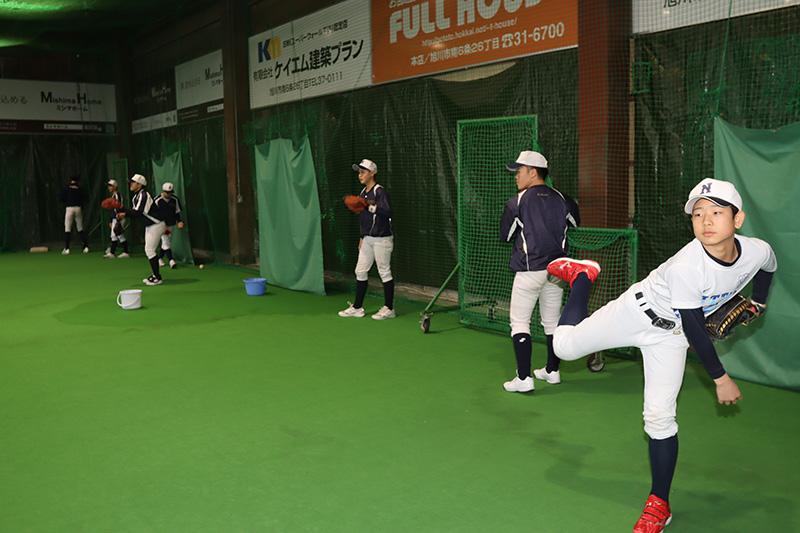 キャッチボールする旭川西ナイン
