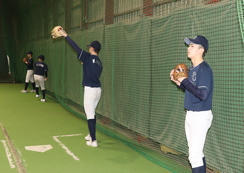 キャッチボールする札幌大谷ナイン