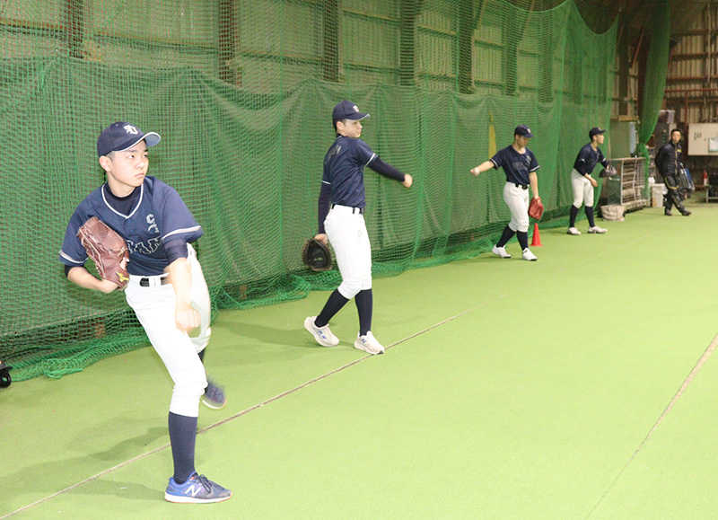 キャッチボールする札幌大谷ナイン