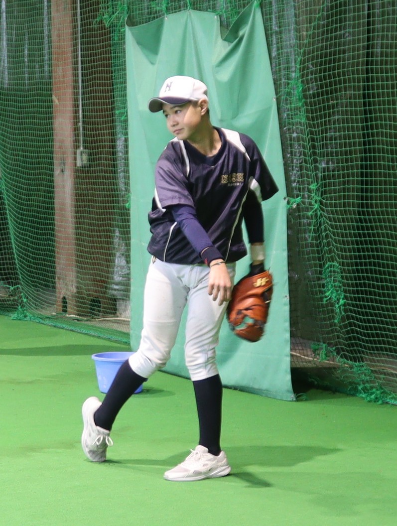 キャッチボールする秋谷捕手（旭川西リトルシニア）