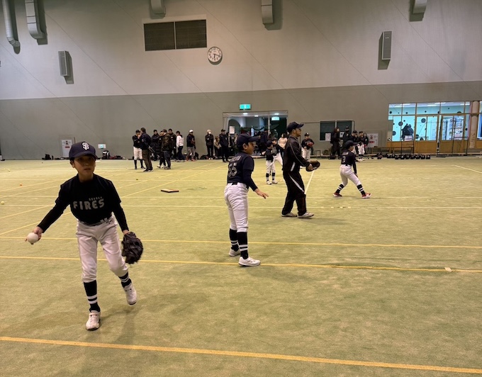キャッチボールを行う空知ファイヤーズ学童部
