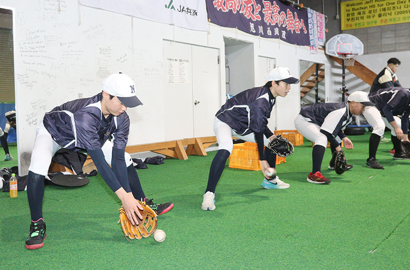 ゴロ捕りする旭川西ナイン