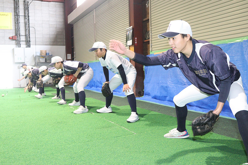 ゴロ捕りする旭川西ナイン