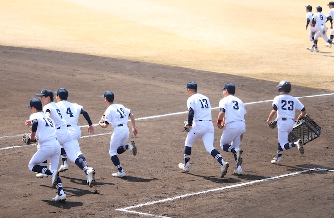 シートノックで元気よくベンチを飛び出す札幌北ナイン