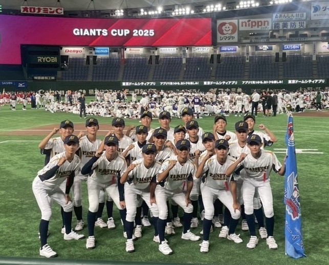 ジャイアンツカップの会場となった東京ドームでの旭川大雪ボーイズ＝（写真・チーム提供）