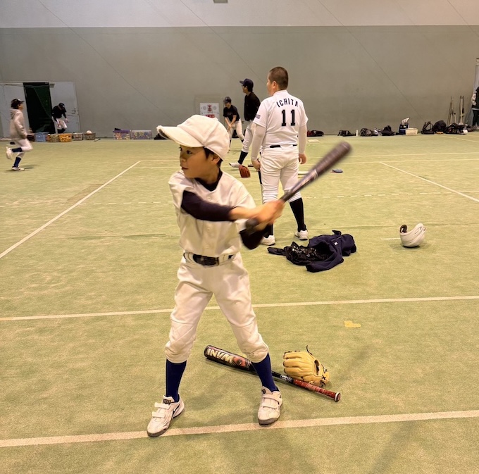 トスバッティングする空知ファイヤーズナイン