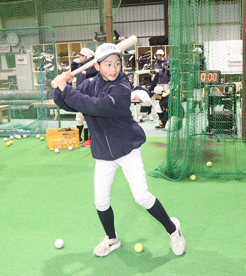 打撃練習に力を注ぐ日高ナイン