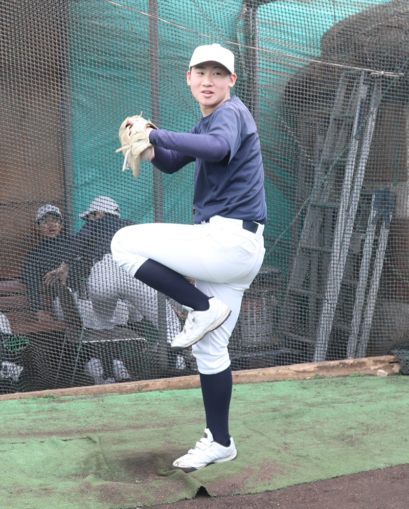 ブルペンで投げ込みを行う投手陣（札幌栄）