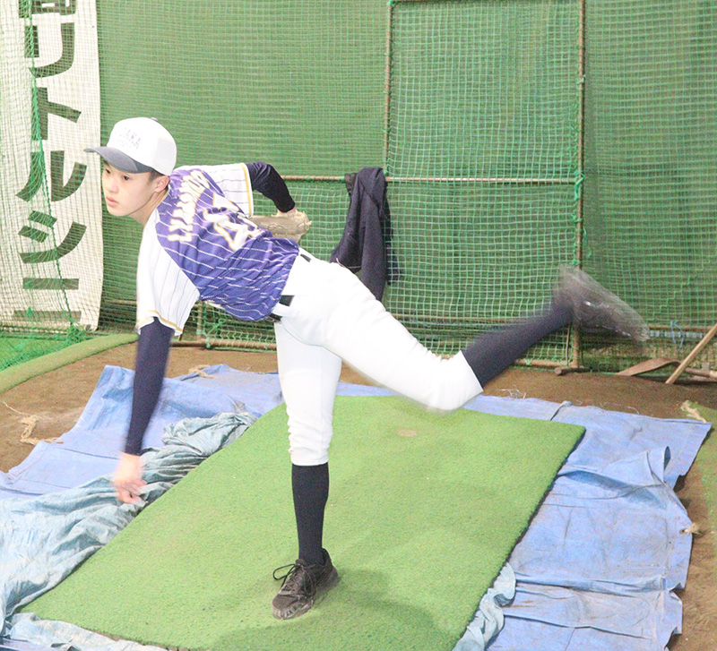 ブルペンで投げ込みを行った山本投手（日高リトルシニア）