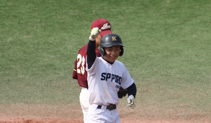 ベンチ向かってガッツポーズで笑顔を見せる水沼選手（札幌北）