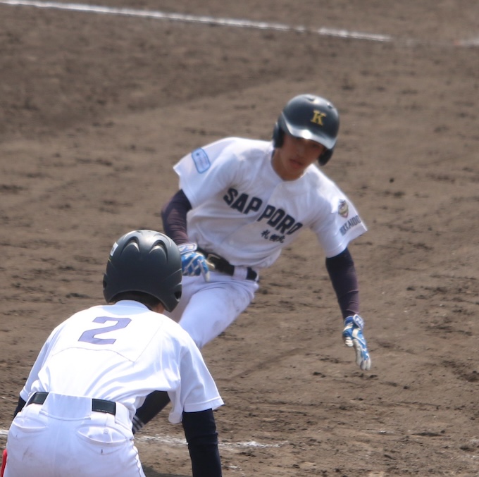 決勝打のホームに生還する松野選手(札幌北)