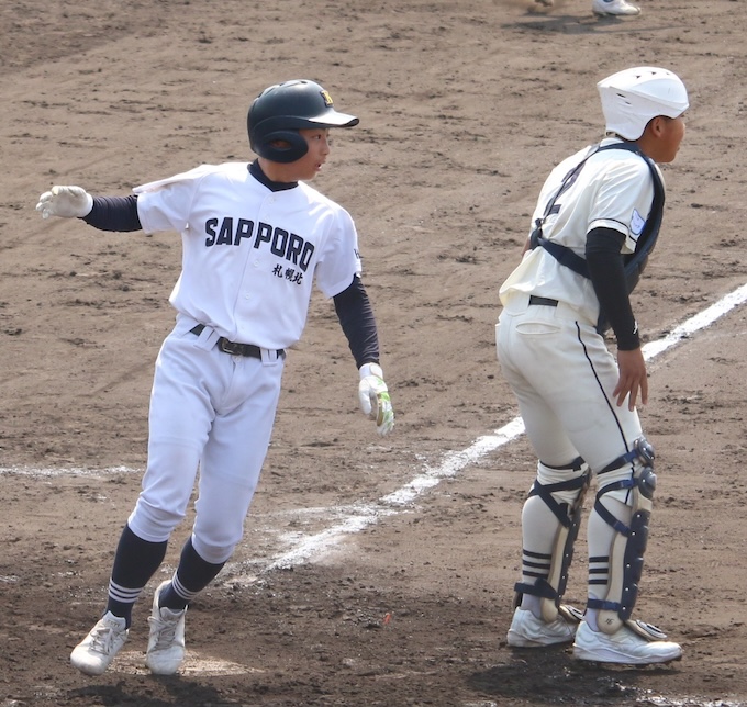 先制の得点を踏む水沼選手(札幌北)