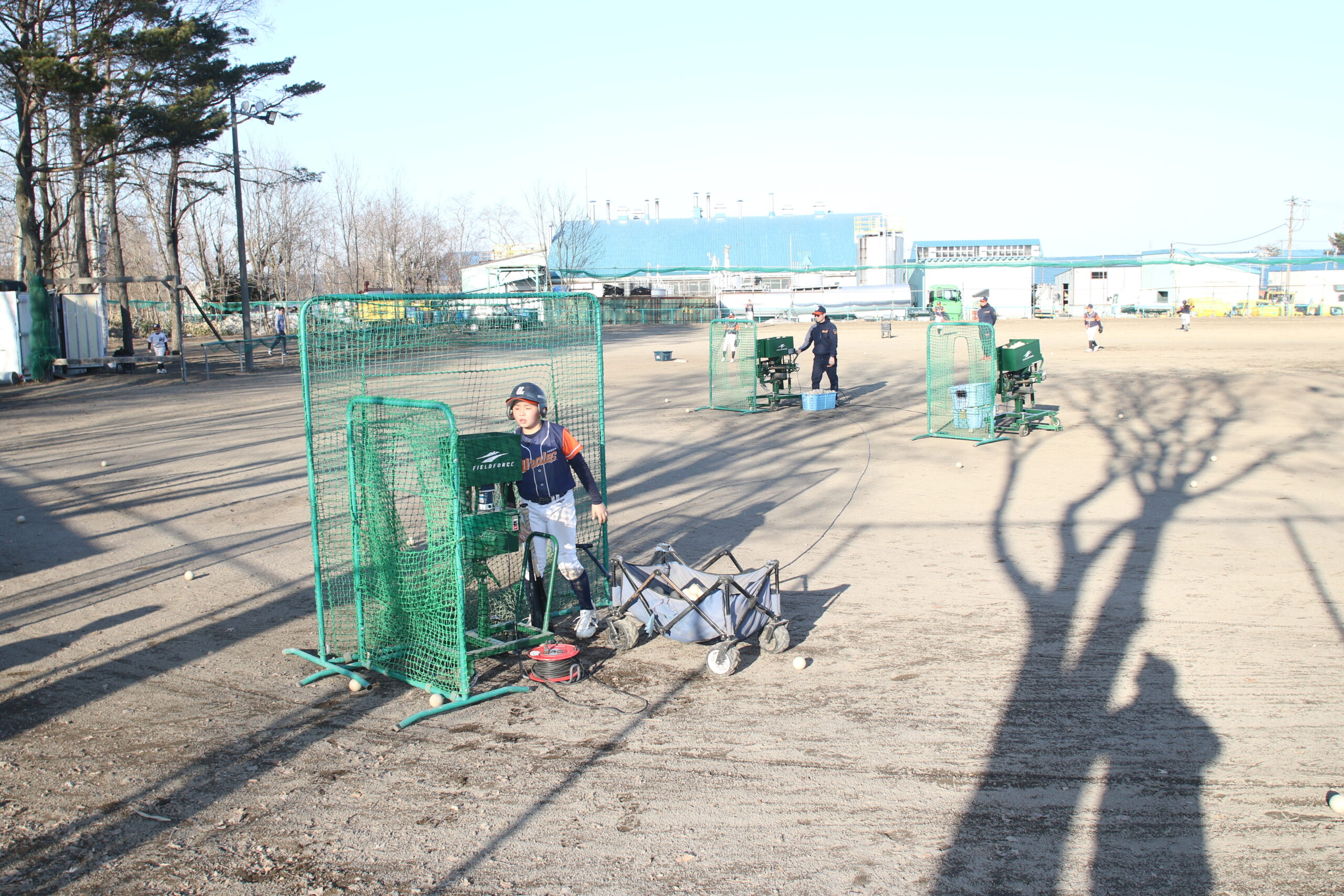 マシン3台を使用したバッティング練習が行われた。