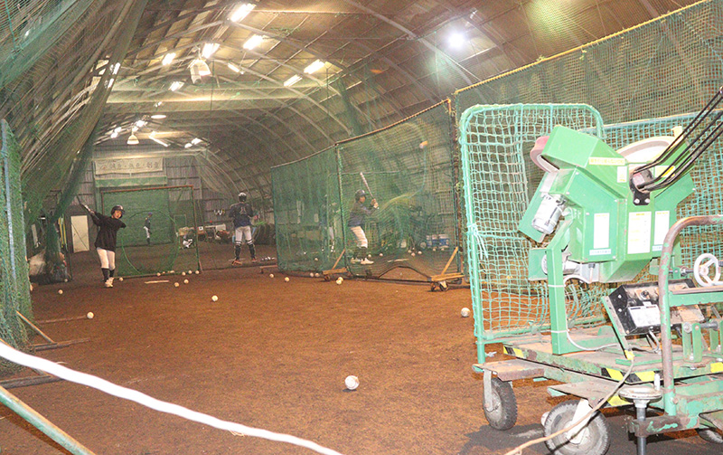 マシンを使った打撃練習を行った旭川BBC
