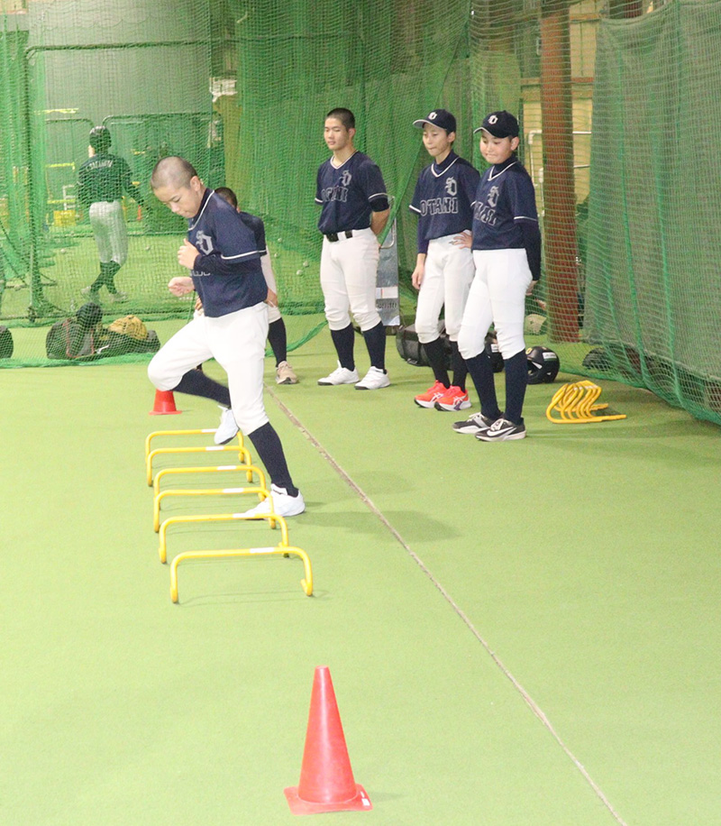 ミニハードルトレーニングする札幌大谷ナイン