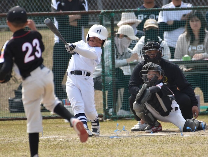 二塁打を放つ高倉選手