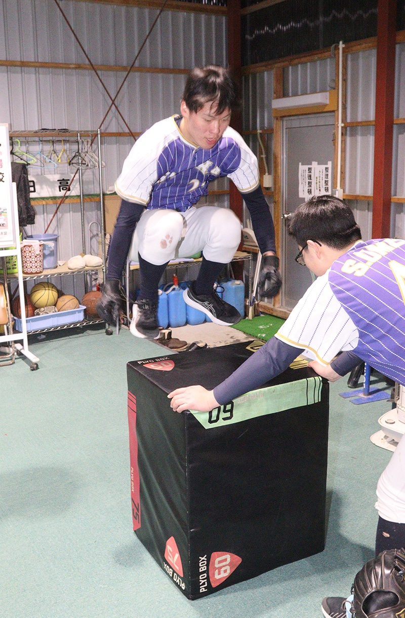 体幹トレーニングする日高ナイン
