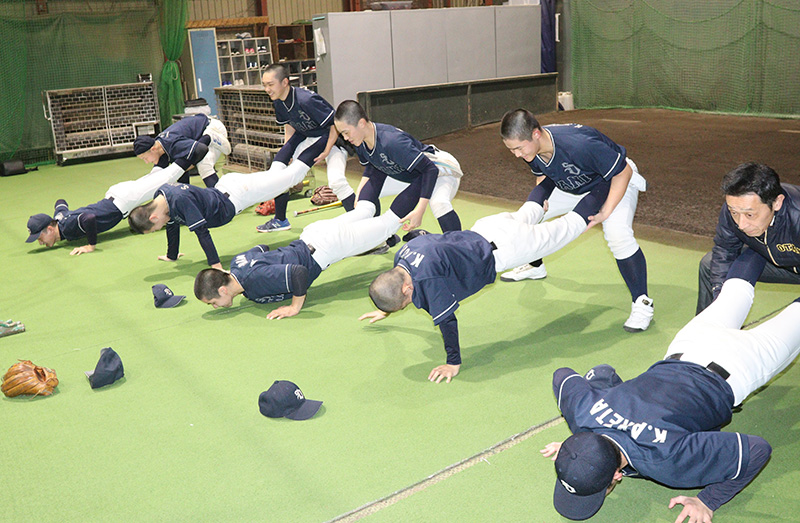 体幹トレーニングする札幌大谷ナイン