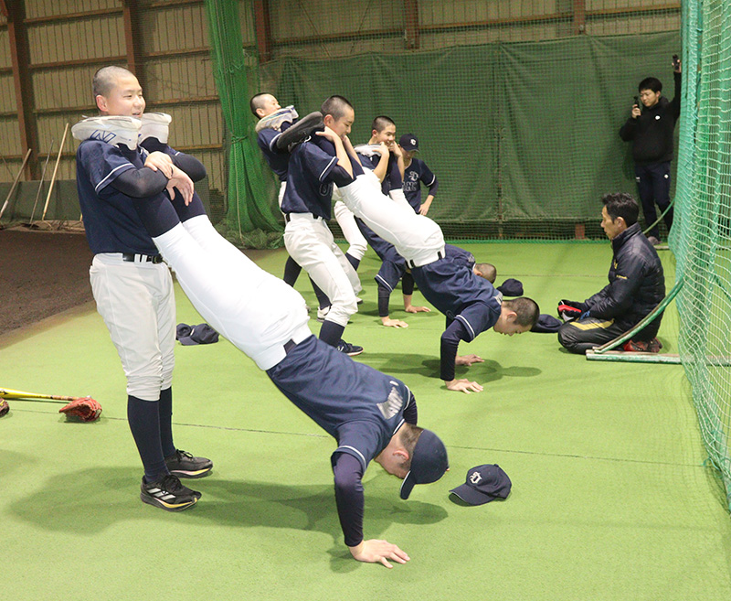 体幹トレーニングする札幌大谷ナイン