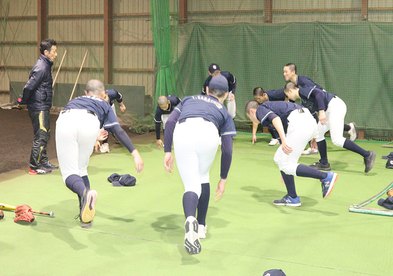 体幹トレーニングする札幌大谷ナイン