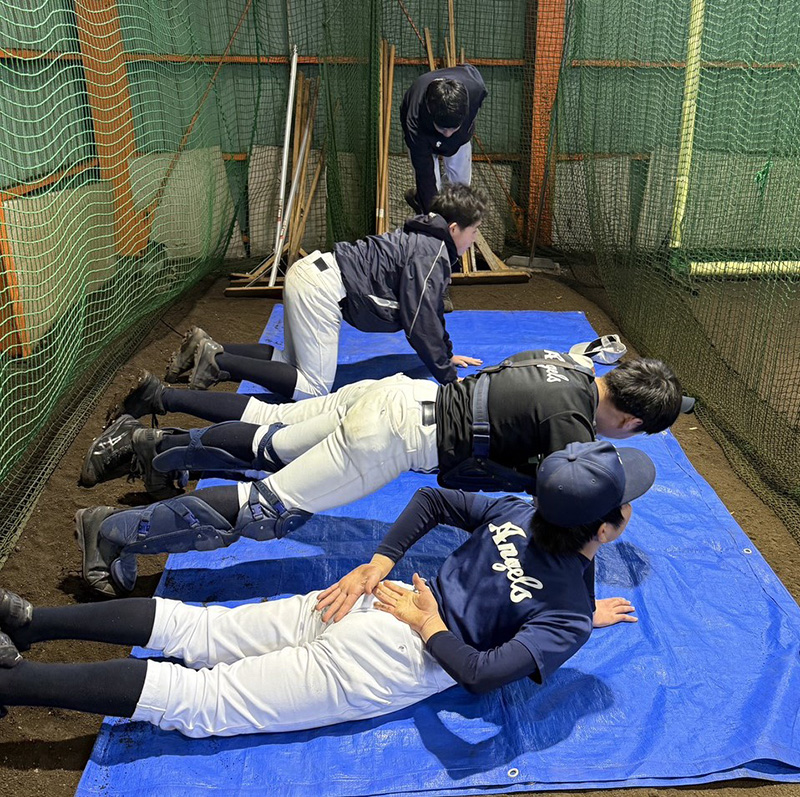 体幹トレーニングに励む石狩中央ナイン