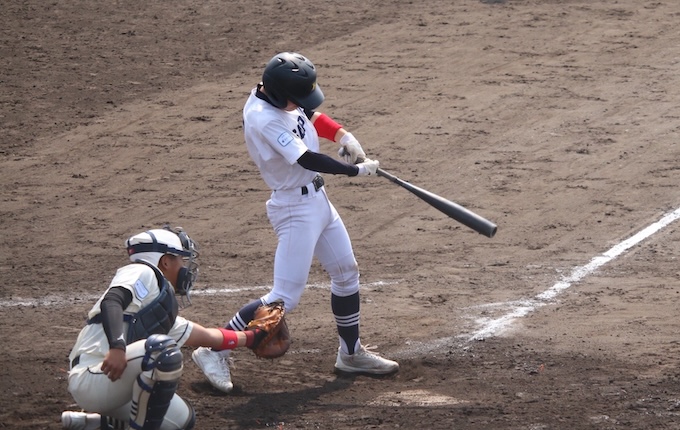 先制打を放つ松野選手(札幌北)