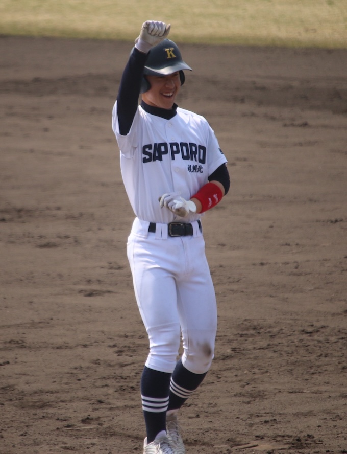 先制打を放ちガッツポーズする松野選手(札幌北)
